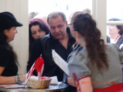 CIMG0222_Einlass-12 jetzt wollen aber alle rein.jpg